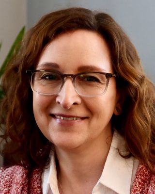 Photo of Lynn Toth, LMSW