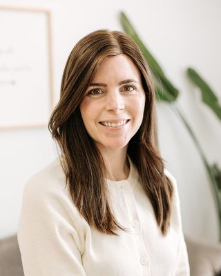 Photo of Jen Di Leonardo, Registered Psychotherapist, MACP, RP