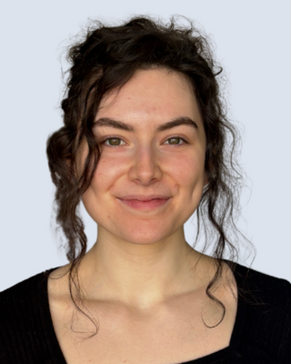 Photo of Chloe Ives, Registered Psychotherapist (Qualifying), BSc, MACP, CCC