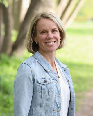 Photo of Sarah Elton, Psychologist, MA, ART, EMDR