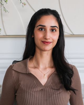 Photo of Hamna Naseer, Registered Psychotherapist (Qualifying)
