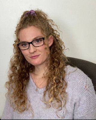 Photo of Hana Cripton-Inglis, Registered Psychotherapist (Qualifying), MA, BA, BFA