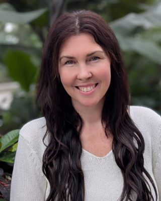 Photo of Erin Saunders, Registered Psychotherapist, MA, BSocSci, RM, CNP, RYT