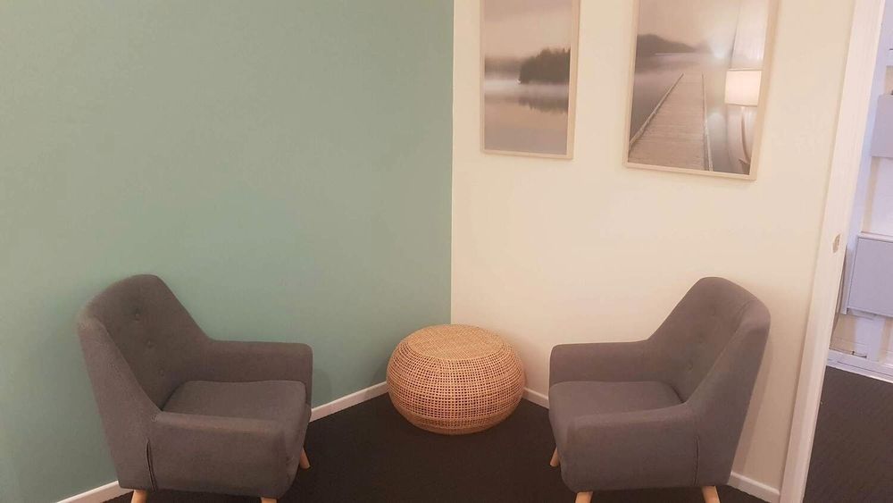 A calm, sensory-friendly space
The therapy room is softly lit, designed to support comfort, calm, and a sense of safety in the therapeutic process. 