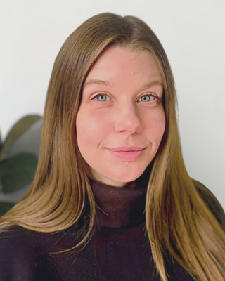Photo of Rebecca Llarinas, Registered Psychotherapist (Qualifying), CCC, MACP, BA