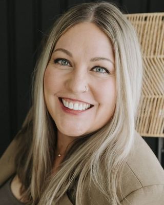 Photo of Lindsay McIntosh, Counsellor, MA, RCC