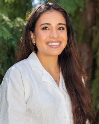 Photo of Stephanie Koutsoulianos, Registered Psychotherapist, MCP