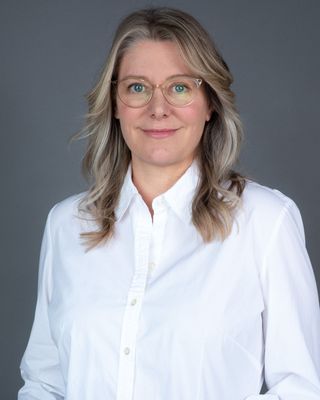 Photo of Laurie Kolesa, Registered Psychotherapist in M4T, ON