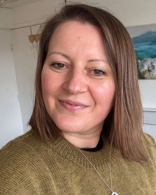 Photo of Hayley Hildred, Counsellor, MNCPS Acc.