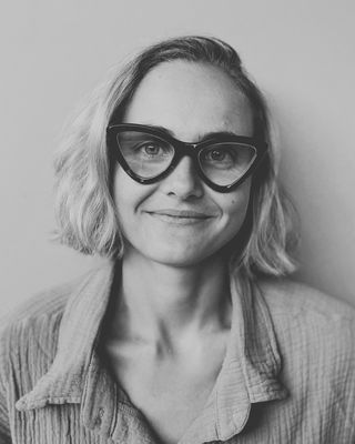 Photo of Saxon Kinnear, Art Therapist, MA