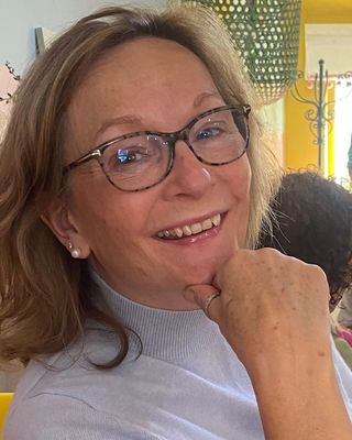 Photo of Kim Thomas, Psychotherapist, DCounsPsych, MHGI