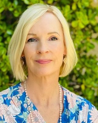 Photo of Janelle Stanbury - Somatic and experiential IFS therapist , Psychologist, MPsych, PsyBA - Clin. Psych