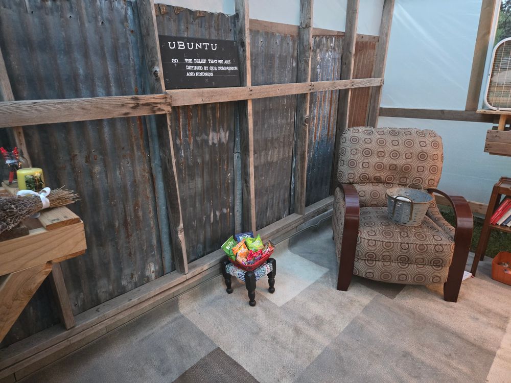 In the spring, summer and fall, a nice outdoor office to relax and discover yourself!