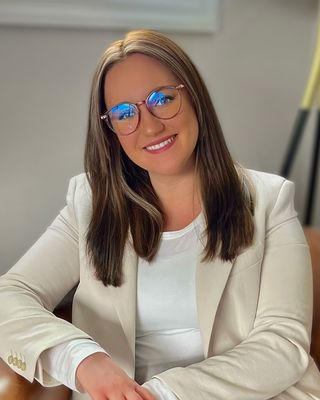 Photo of Amanda Feige, Registered Psychotherapist, MA, CSTIP