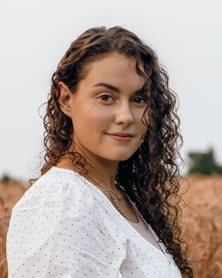 Photo of Juliana Snow, Registered Psychotherapist (Qualifying), MACP