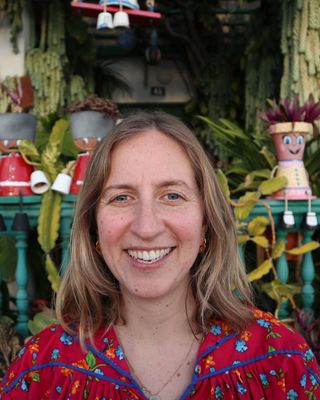 Photo of Hannah Bella Denington, Psychotherapist, MA, HCPC-Art Therap.