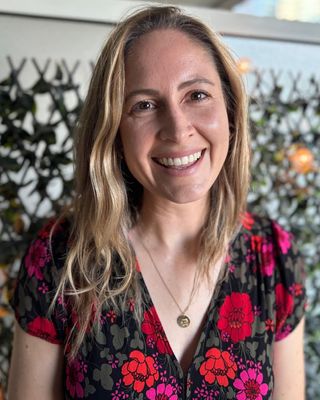 Photo of Fiona Blake - Fiona Blake - LGBTQ+ | Anxiety | Depression đ, Registered Psychotherapist (Qualifying)