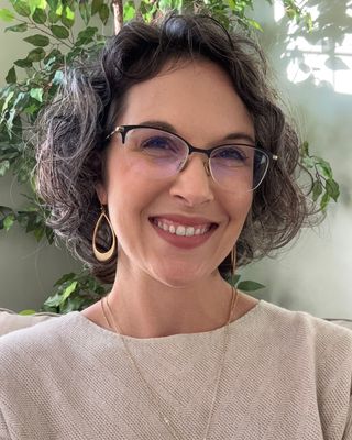 Photo of Dr. Elizabeth Pearce, Psychologist, PsyD, NATC, CCTP