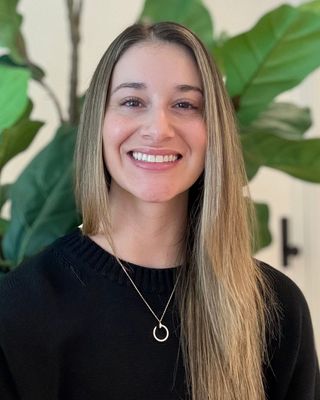 Photo of Elise D'Leon, Pre-Licensed Professional