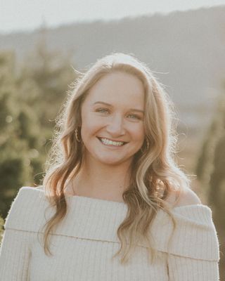 Photo of Belle Gratton, Pre-Licensed Professional, MSW, SWLC