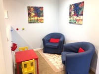Gallery Photo of Waiting area for families - Sala de espera para familias