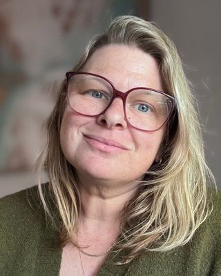 Photo of Mara Behan - Lovebird Couples Therapy Ontario, Mara Behan, Registered Psychotherapist (Qualifying)