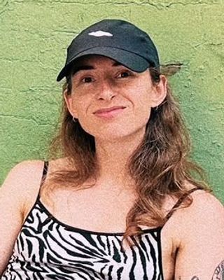 Photo of Izzy Savege, Psychotherapist, MA, HCPC-Art Therap.