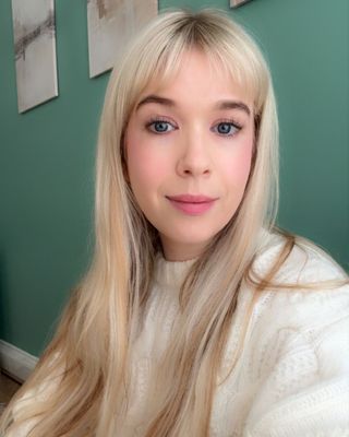 Photo of Lauren Comerford, Psychotherapist, MA, HCPC-Art Therap.