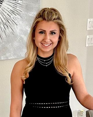 Photo of Shania Alexander, Marriage & Family Therapist, MS, LMFT, EMDR-t