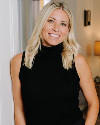 Photo of Laura England, Registered Psychotherapist, MEd, CCC