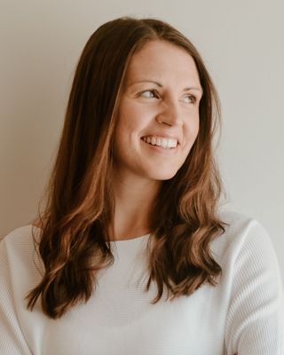 Photo of Robyn Floyd, Registered Psychotherapist, MACP, CCTP, CSTFP