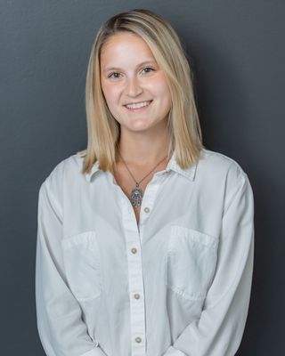 Photo of Lindsay Warriner, Pre-Licensed Professional in 60660, IL