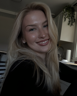 Photo of Hannah Breckles I Self-Esteem Overwhelm - Hannah Breckles, Registered Psychotherapist (Qualifying), MACP, MA, RPQ
