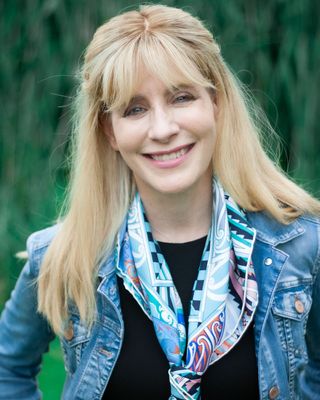Photo of Holly Davis, Registered Psychotherapist, MA, MACP, BA Hons, EMDR