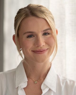 Photo of Hannah De Boer - Oakville Eating Disorder & Body Image Therapist, Registered Psychotherapist (Qualifying), MA, RP