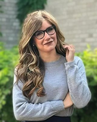 Photo of Lindsay Renaud, Registered Psychotherapist, MACP, ADHD-CP, EMDR, BEd