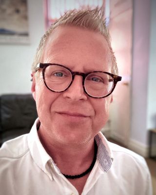 Photo of Dan Harwood-Stamper, Psychotherapist, MBACP