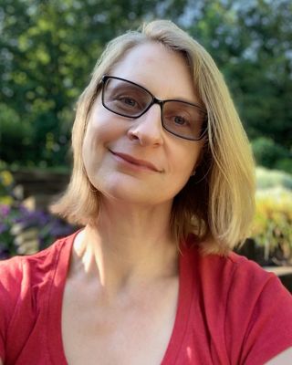 Photo of Lari Jackson, Psychologist, PsyD, LP, HSP-P