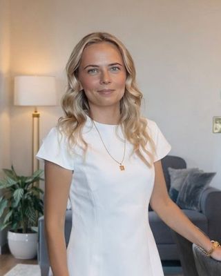 Photo of Dr Nikola Wojciechowska, Psychologist, PsychD, HCPC - Couns. Psych.