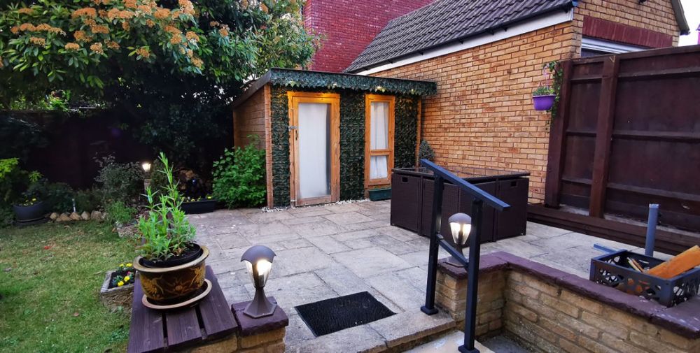 Cosy Garden Cabin in Hilperton. 