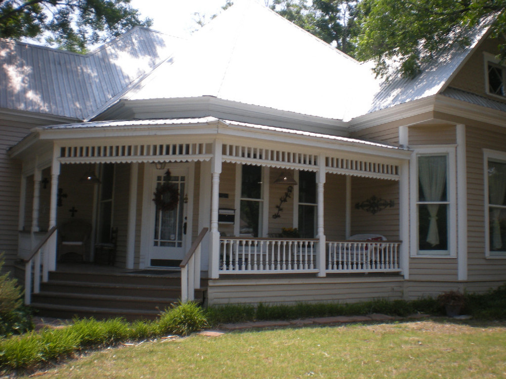 The beautifully restored, historical home that is the location of our clinic in Waxahachie, TX.