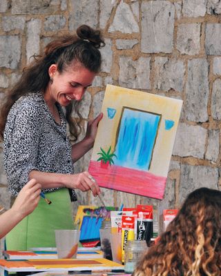 Photo of Izzy Savege, Psychotherapist, MA, HCPC-Art Therap.