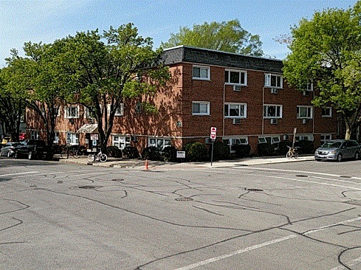 Gallery Photo of 800 Custer, free 2-hour street parking on surrounding streets, metered parking on both Main to the north and Chicago to the east.
