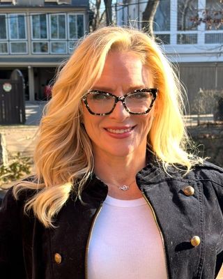 Photo of Chelsea L Rothschild, Psychologist, PhD, HSP, HMCT