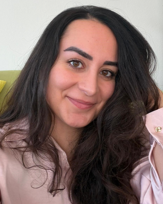 Photo of Rochelle Marashi, Psychotherapist, MA, MBACP