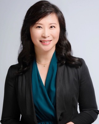 Photo of Mandy Li Wen Fang, U of T, MSW , RP, Registered Psychotherapist