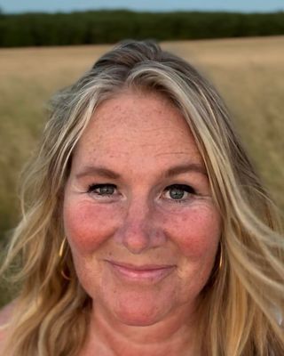 Photo of Lisa Szramowski, Psychotherapist, MA, MBACP