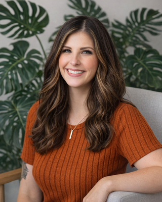 Photo of Dr. Lauren Andrews, Psychiatric Nurse Practitioner, DNP, PMHNP, FNP-C