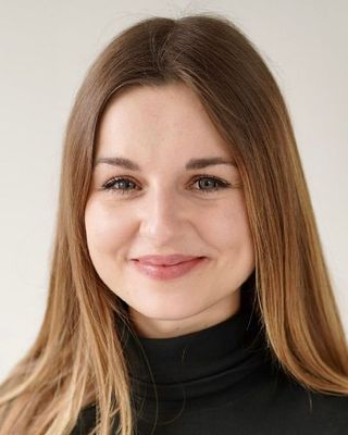 Photo of Kat Siemek, Psychotherapist, MSc, MBACP
