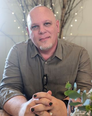 Photo of Hendri Cawood, Psychotherapist, UKCP Trainee